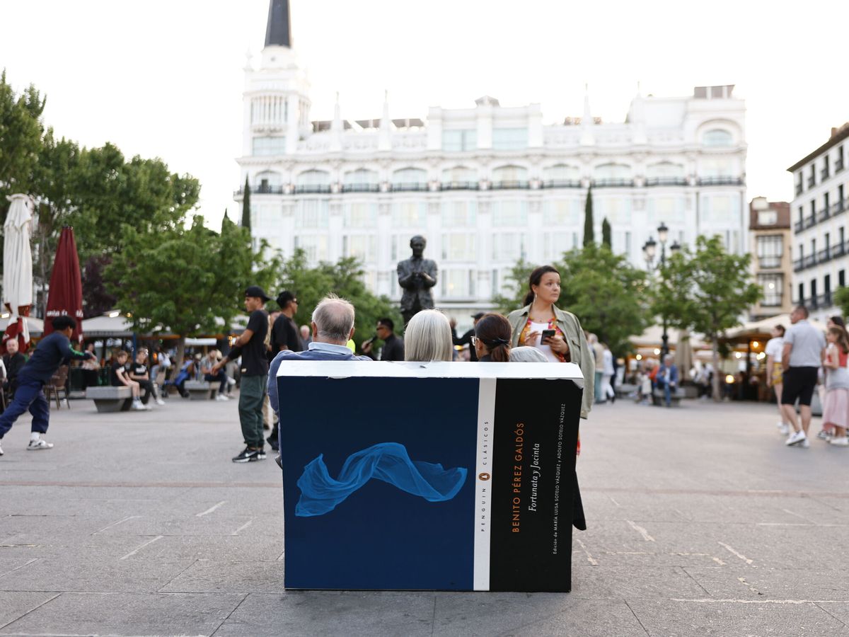 Foto: Campaña "asienta la lectura-siéntate a leer" en Madrid. (EFE/Rodrigo Jiménez)
