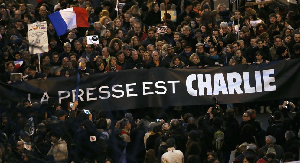 Sindicatos de periodistas se solidarizan con sus compañeros asesinados: 'La prensa es Charlie'. (Efe)