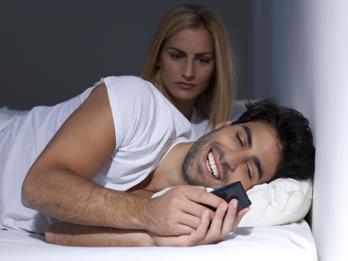 Foto: La mayoría de infidelidades se descubren a causa de estos errores con móvil: así es el estudio que lo demuestra (iStock)