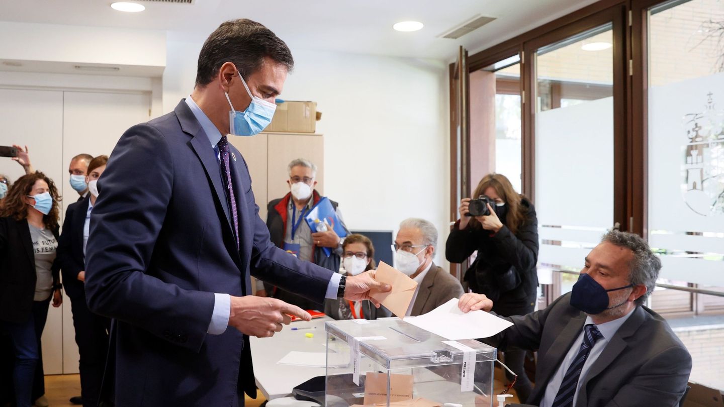 El presidente del Gobierno, Pedro Sánchez, vota en las elecciones. (EFE)