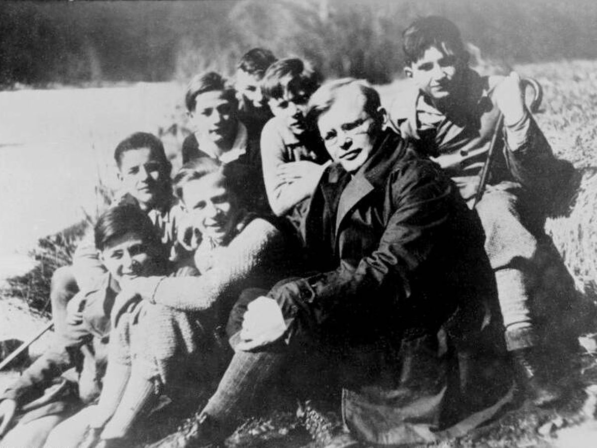 Foto: Dietrich Bonhoeffer con alumnos. (Wikipedia)