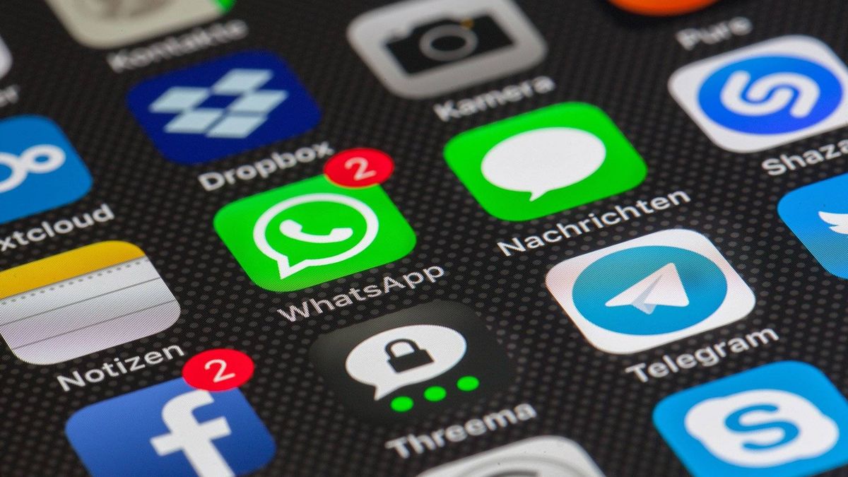El Gobierno prepara una tasa de operadores que obligará a pagar a WhatsApp y Google
