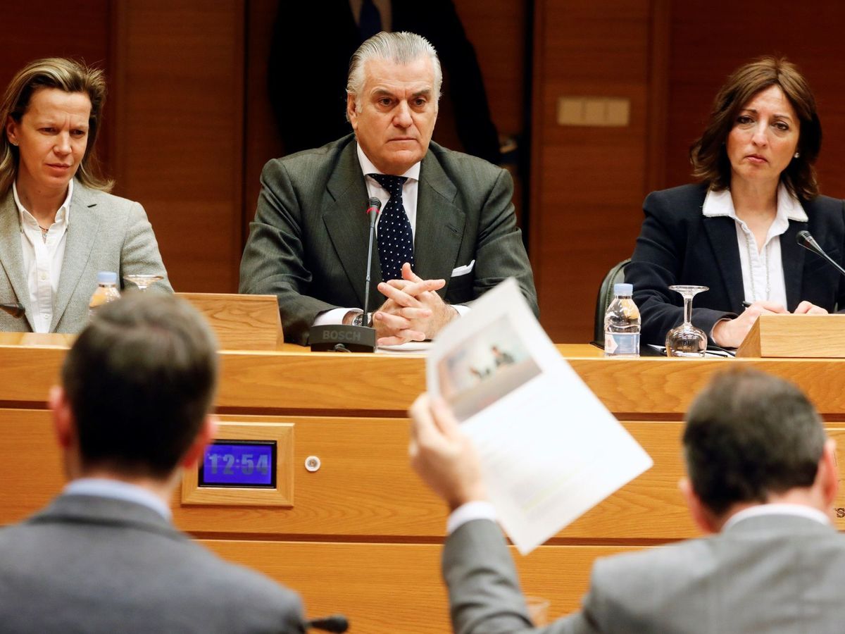 Foto: El extesorero del PP Luis Bárcenas (c), durante la comisión de investigación de Les Corts Valencianes. (EFE)