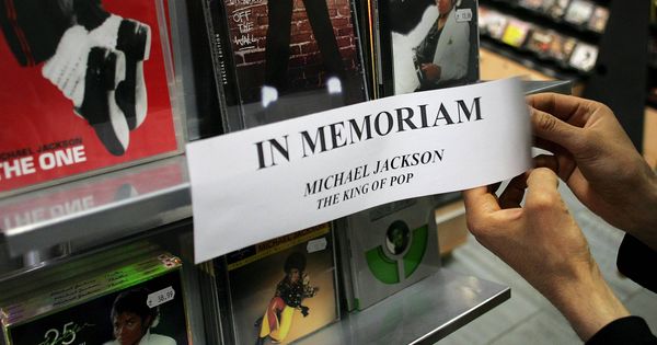Foto: Un cartel de 'In memoriam' en honor a Michael Jackson en una tienda de discos. (Efe)