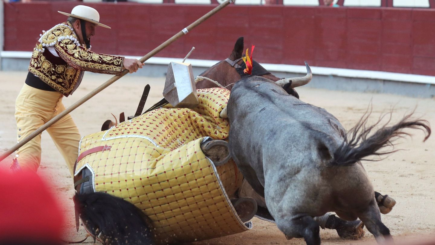 El toro derriba al picador durante el festejo inaugural de la feria de San Isidro. (EFE)