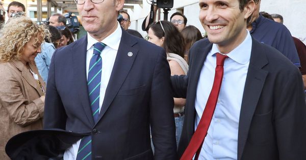 Foto: Feijóo y Casado en una imagen en Santiago de Compostela. (EFE)