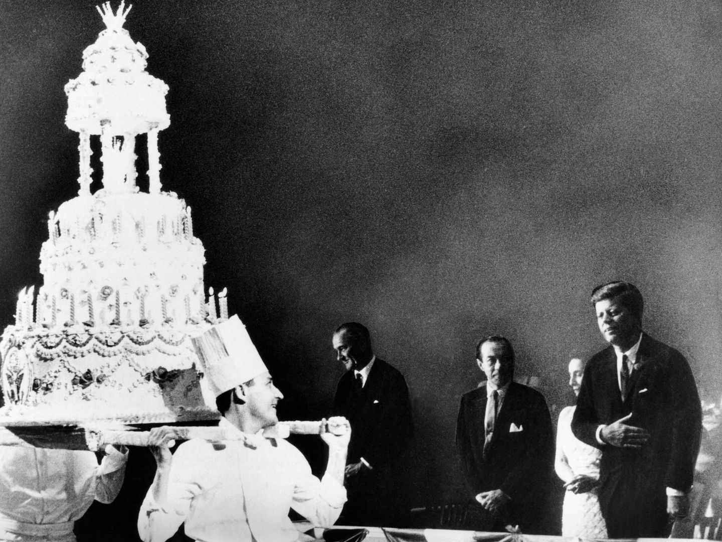  JFK, frente a su enorme tarta de cumpleaños. (CP)