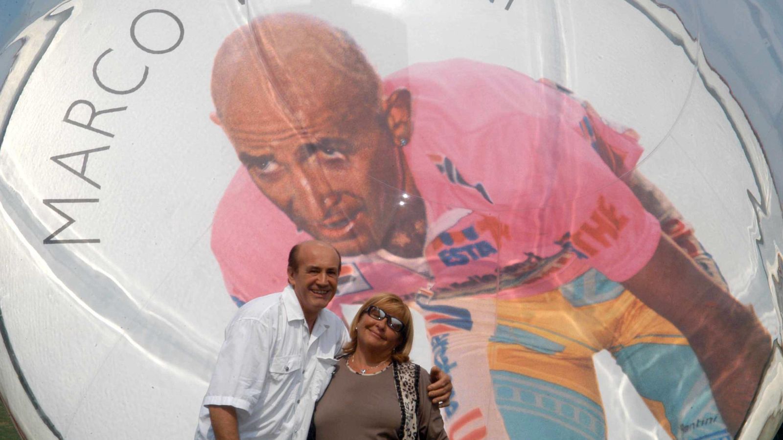 Foto: Tonina, junto a Vittorio Savini, ante un mural de Marco (Imago).