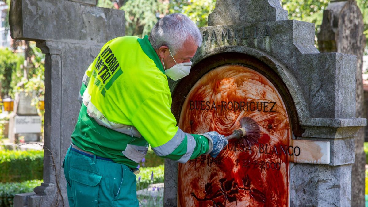 Indignación general por el ataque con pintura roja al panteón de Fernando Buesa 