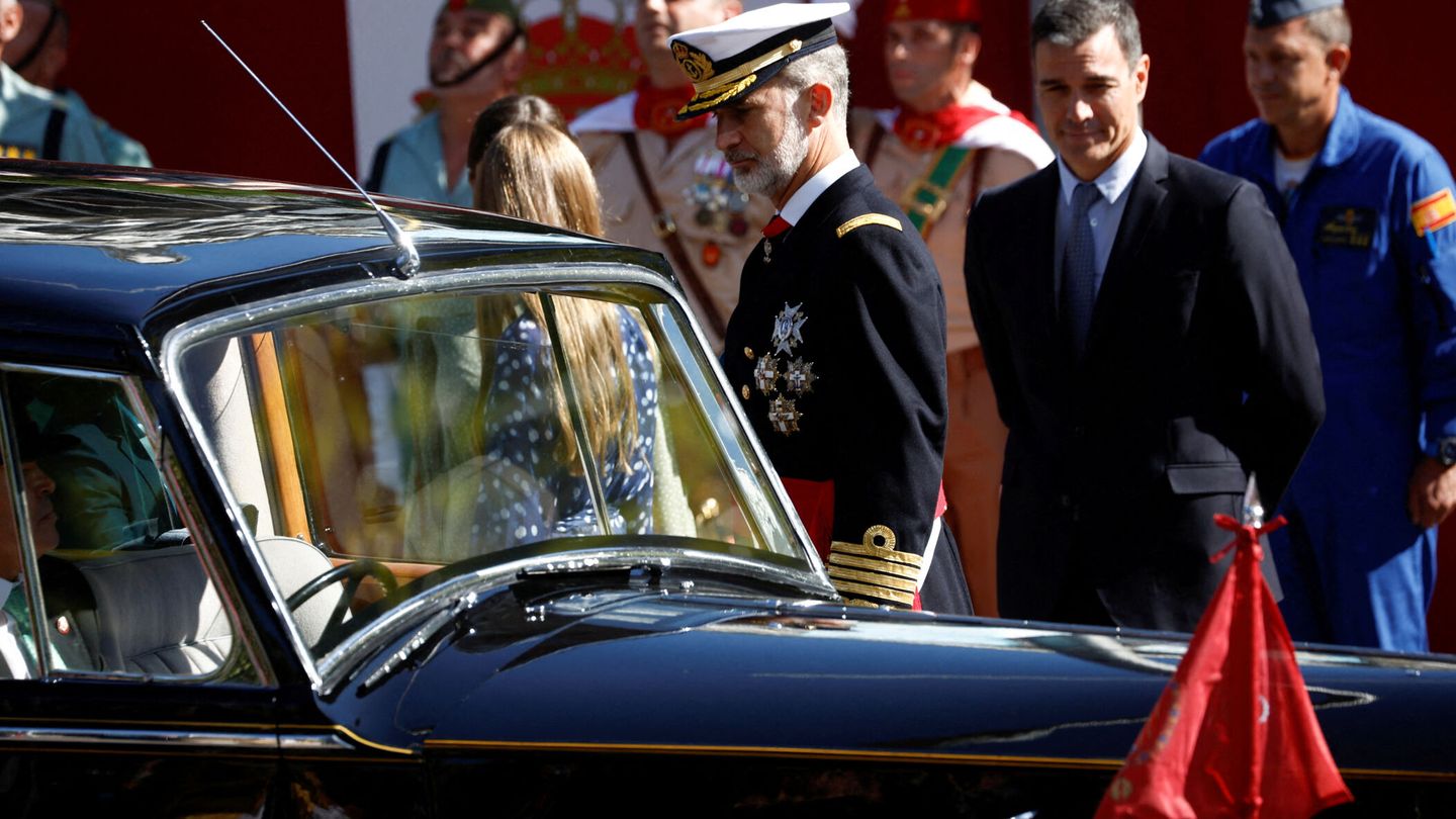 Pedro Sánchez, despidiendo a la familia real. (Reuters/Juan Medina)
