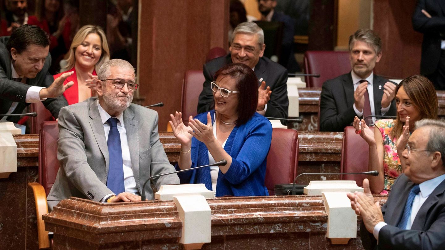 El diputado de Cs Alberto Castillo (i), séptimo presidente de la Asamblea Regional de Murcia. (EFE)