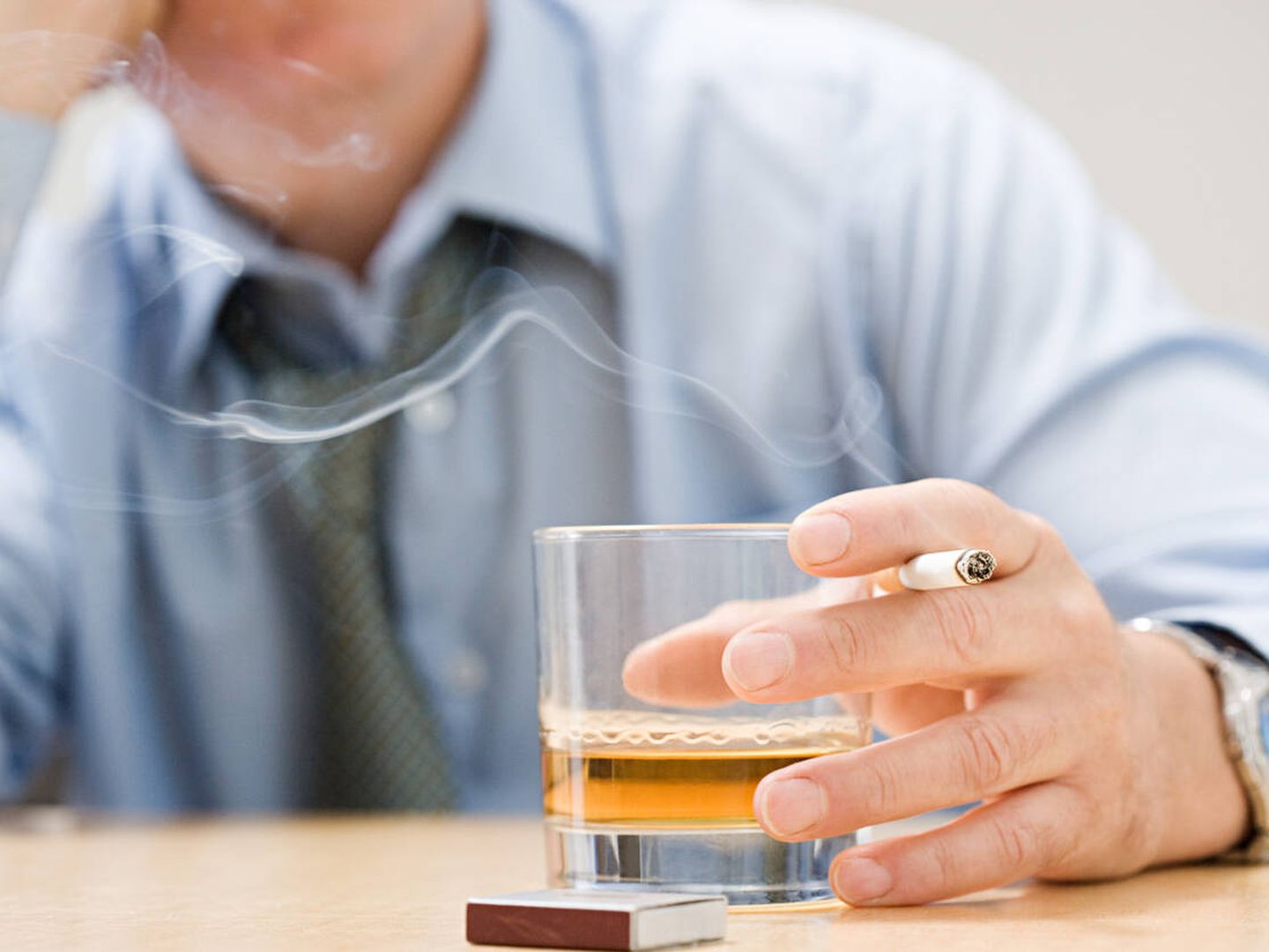 Una investigación revela que la genética predispone a desarrollar trastornos como el alcoholismo y el tabaquismo. (iStock)