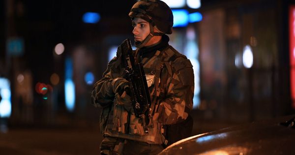 Foto: Un soldado francés hace guardia frente a un edificio oficial en París. (EFE)