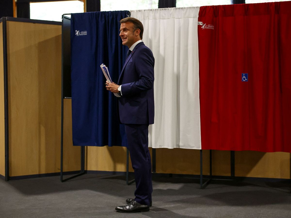 Foto: El presidente de Francia, Emmanuel Macron, emite su voto en París. (EFE/Hannah McKay)