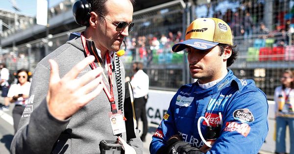Foto: Carlos Sainz charlando con su ingeniero antes del GP de Azerbaiyán.