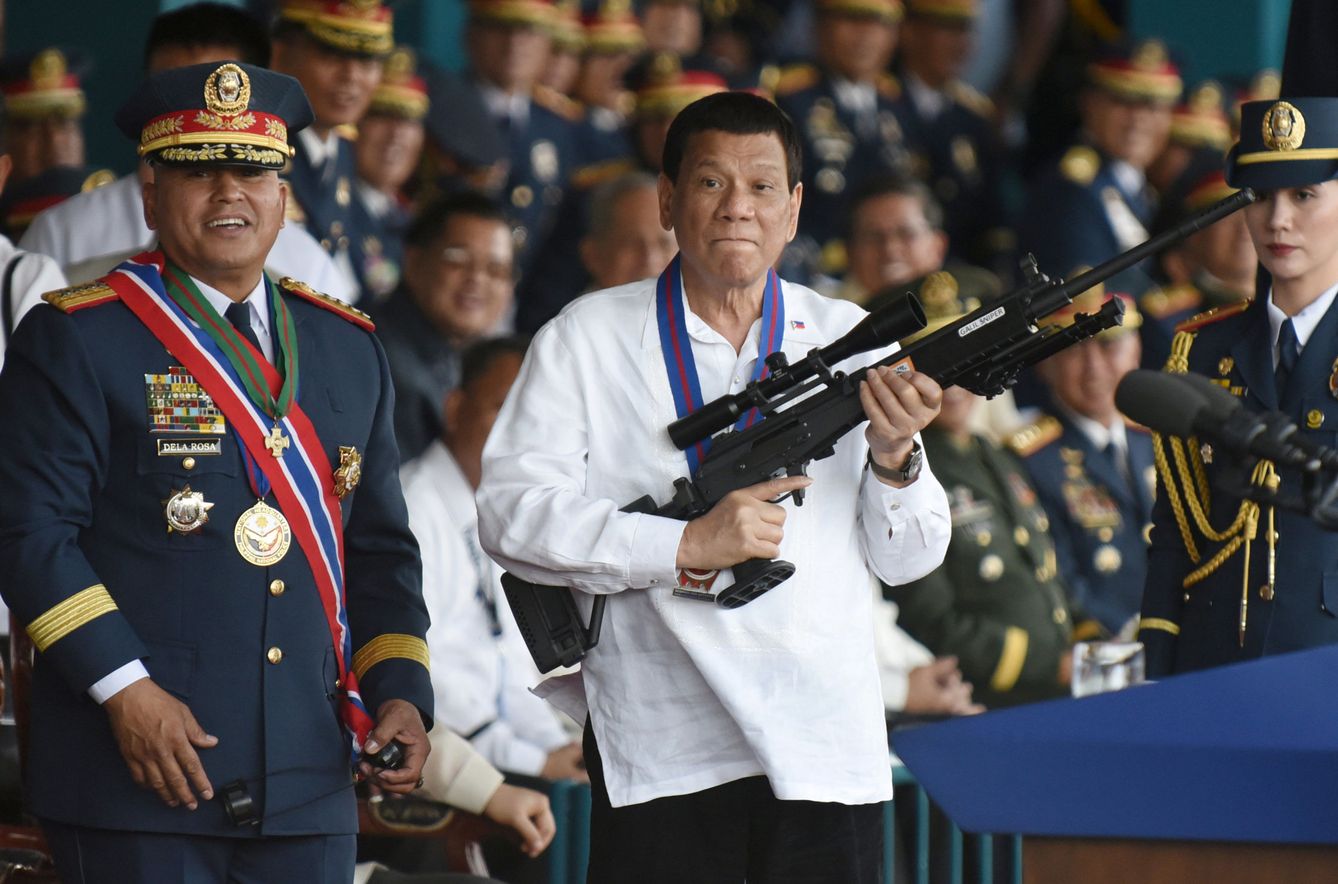 Ronald de la Rosa junto a la presidente Rodrigo Duterte. (Reuters)