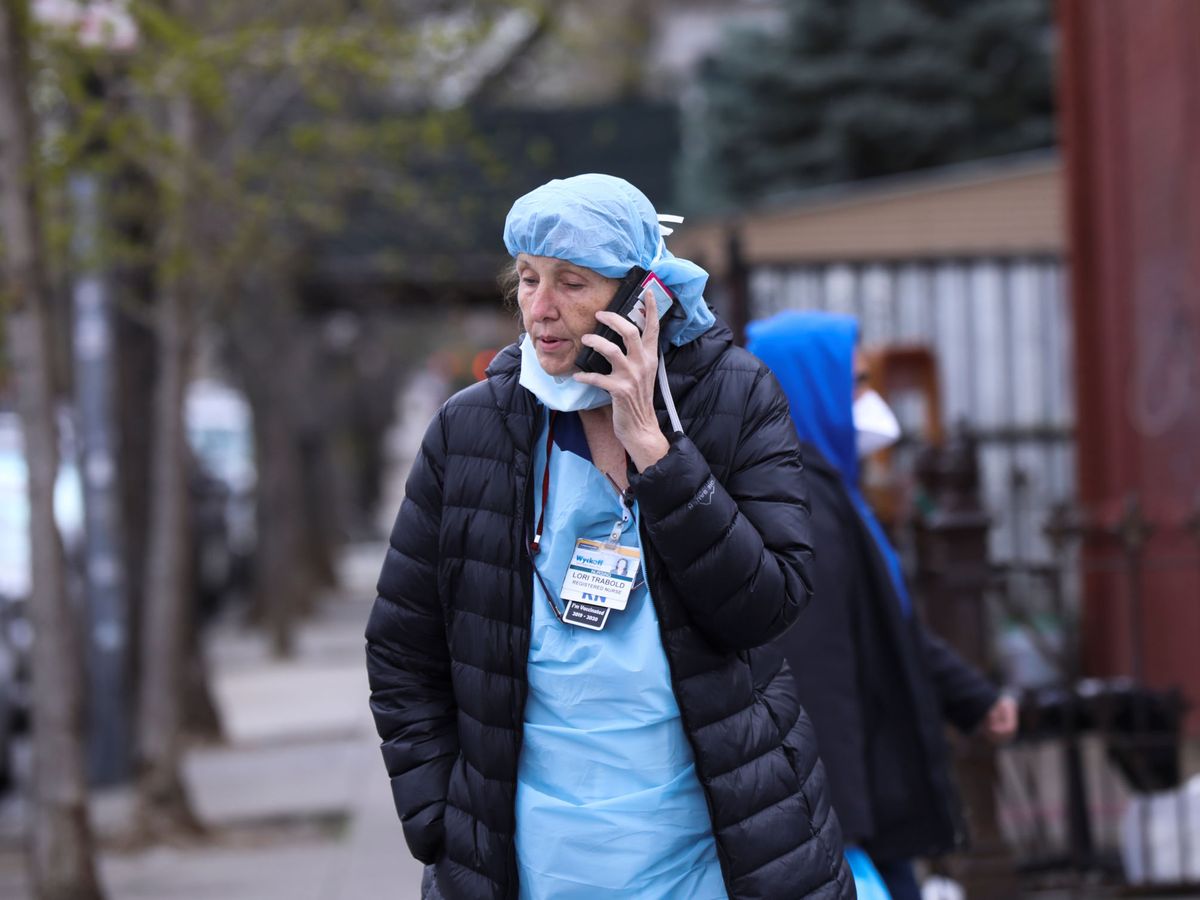 Foto: Una médica habla por teléfono fuera del hospital newyorkino de Wyckoff Heights. (Reuters)