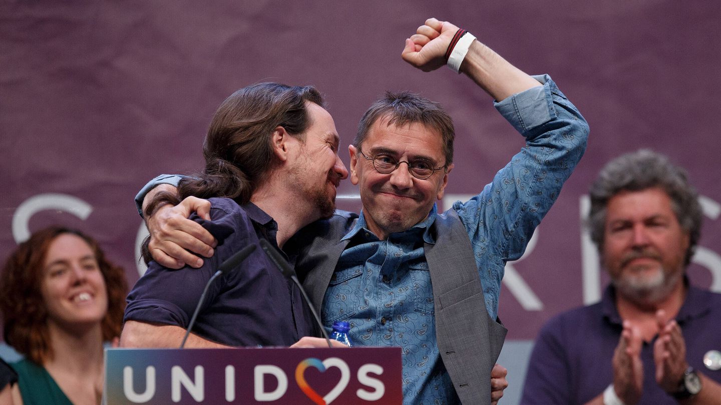 Juan Carlos Monedero se abraza a Pablo Iglesias en el acto de cierre de las elecciones generales de junio de 2016. (Getty/Pablo Blázquez)