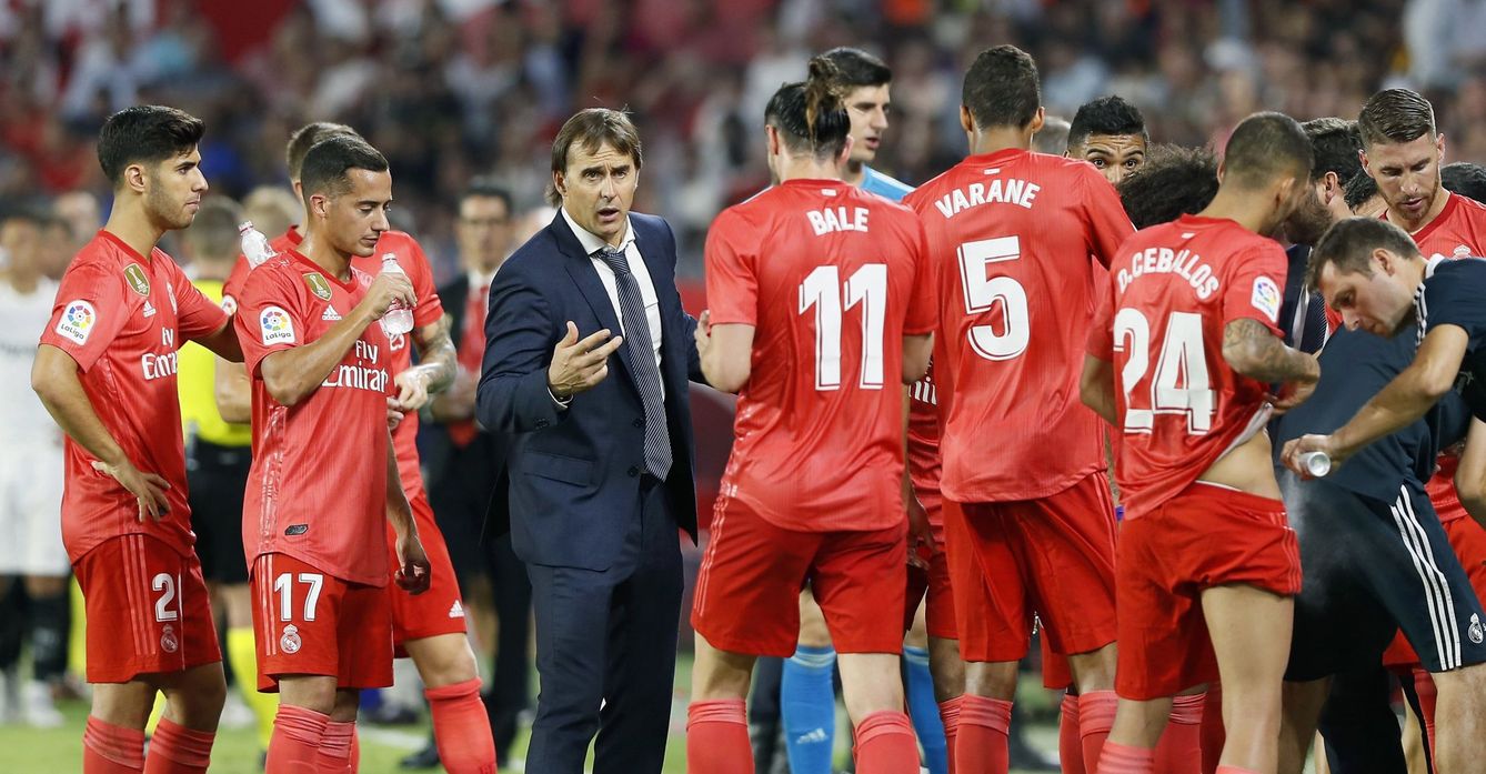 Jugadores y técnico del Madrid durante el 'repaso' del Sevilla. (EFE)