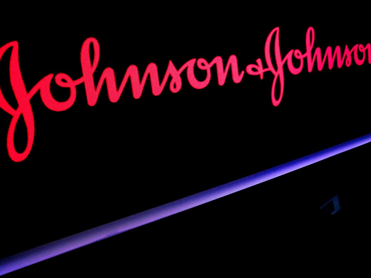 Foto: Logo de Johnson & Johnson. (Reuters/Brendan McDermid)
