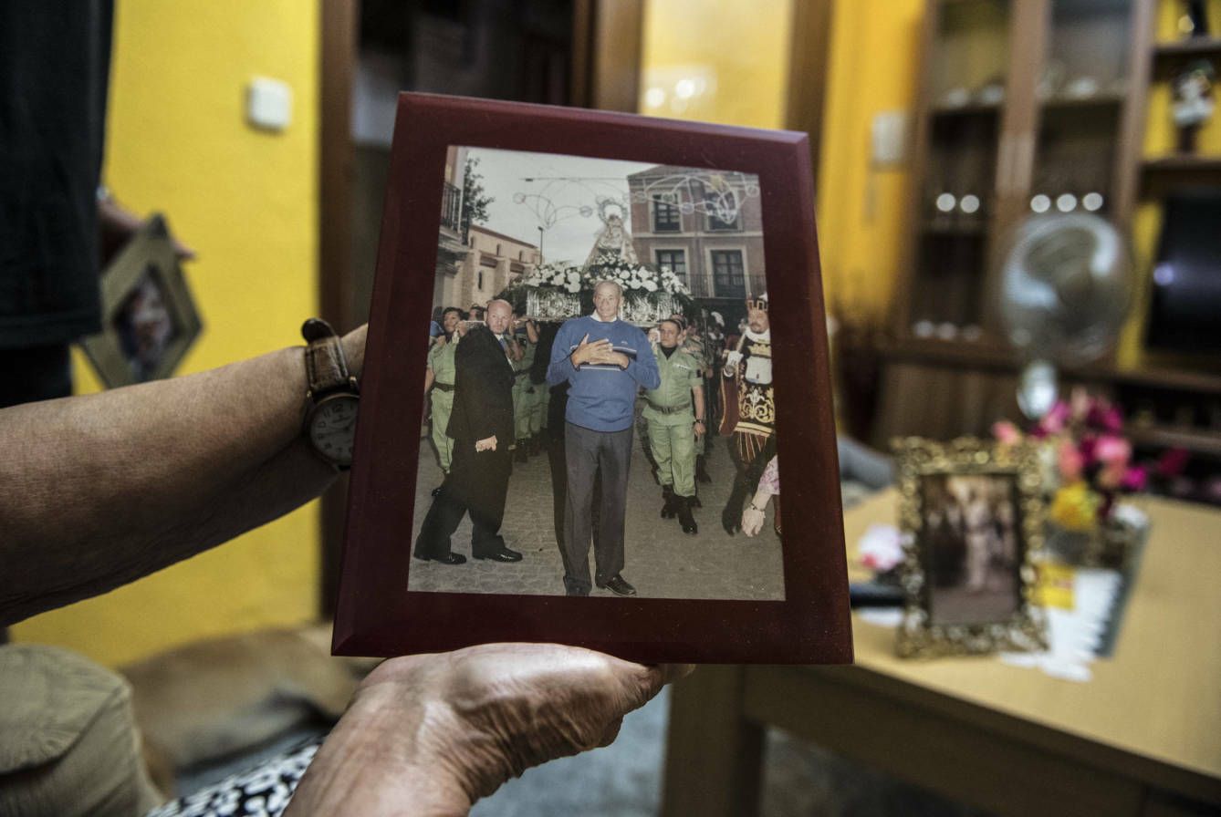 María Luisa sujeta una imagen de la Brigada de Paracaidistas, a quienes limpiaba sus uniformes. (N. L. P.)