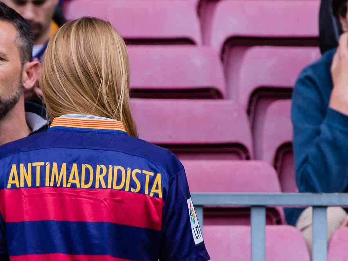 Foto: Una aficionada del FC Barcelona, en el Camp Nou. (EFE)
