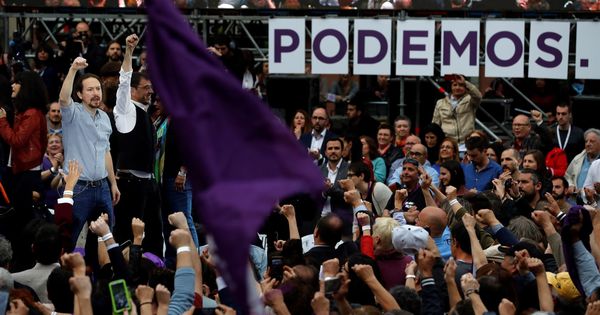 Foto: El secretario general de Podemos, Pablo Iglesias (i), junto al cofundador del partido, Juan Carlos Monedero (2i), durante el acto con el que Podemos inicia su campaña electoral. (EFE)