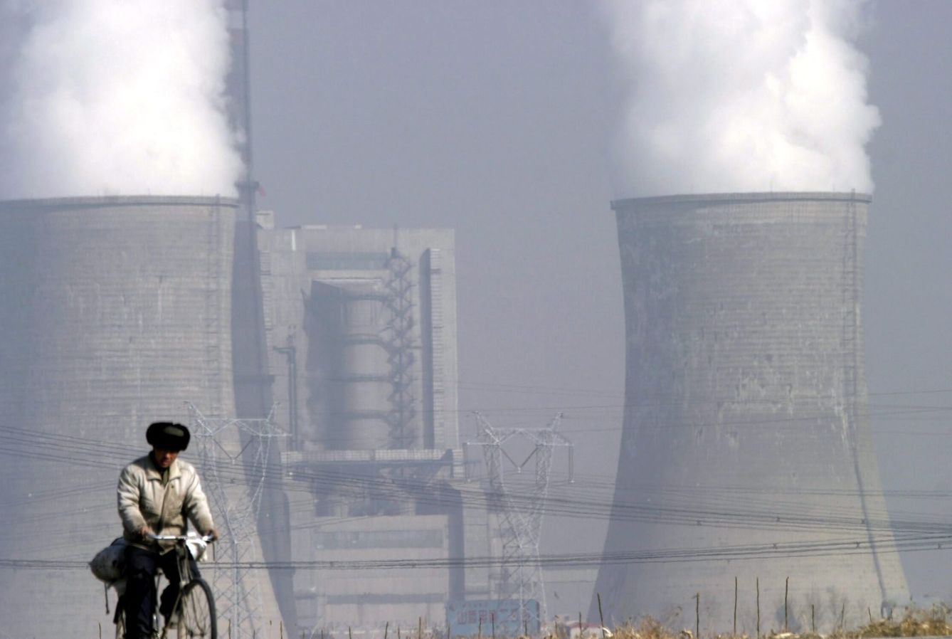 Torres de refrigeración de la central de carbón de Shengtou, en China. (EFE)