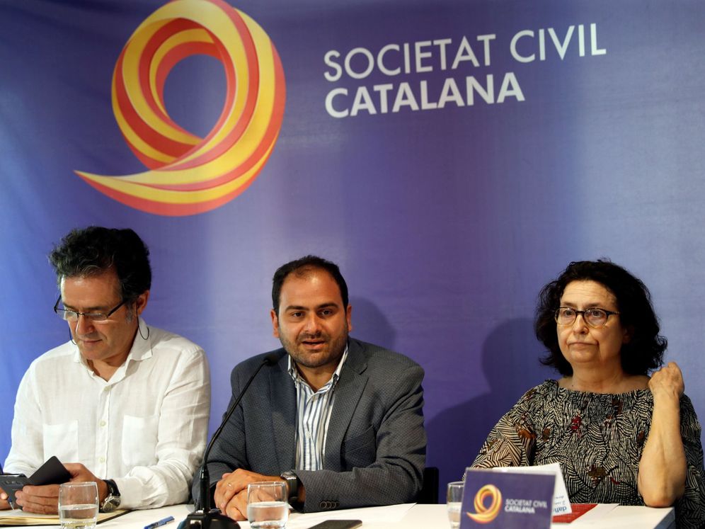 Foto: El presidente de SCC, Fernando Sánchez Costa (c), junto a otros responsables de la entidad. (EFE)