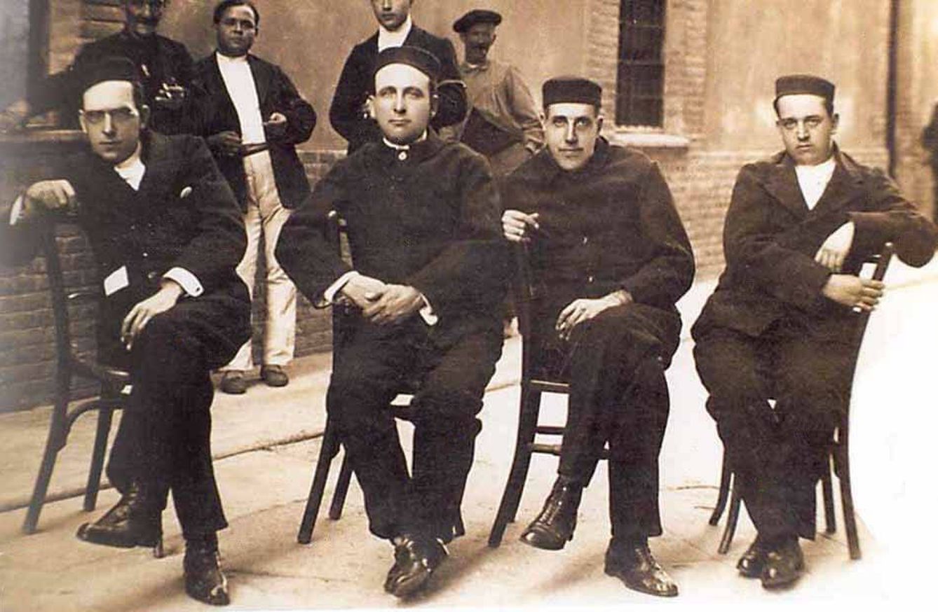 Daniel Anguiano, Largo Caballero, Julián Besteiro y Andrés Saborit en el penal de Cartagena tras la huelga general de 1917.