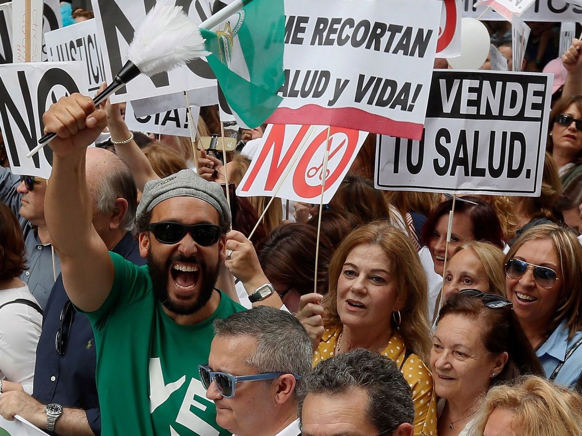 Foto: Jesús Candel, 'Spiriman', en una de las manifestaciones 'Por una sanidad pública digna'. (EFE)