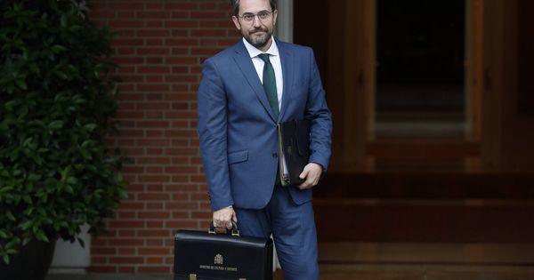 Foto:  Máxim Huerta, con su cartera como flamante ministro. (Gtres)