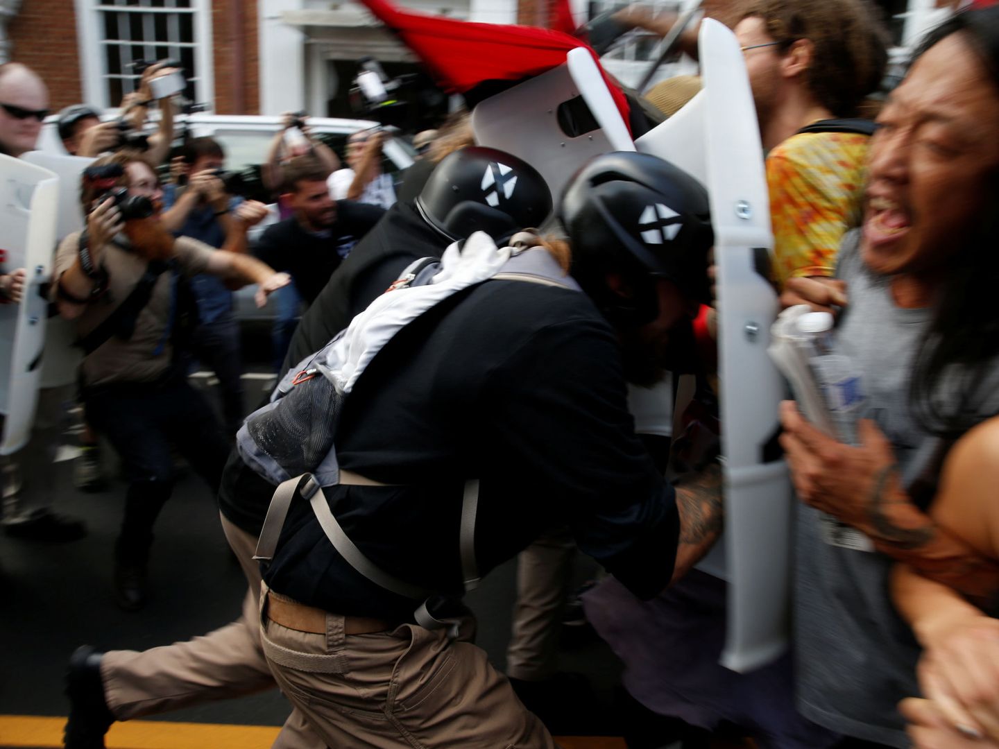 Nacionalistas blancos cargan contra los grupos que protestan contra la marcha (Reuters)