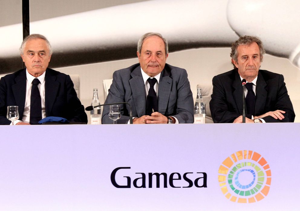 Foto: El presidente de Gamesa, Ignacio Martín (d), en la junta de accionistas celebrada el pasado abril. (EFE)