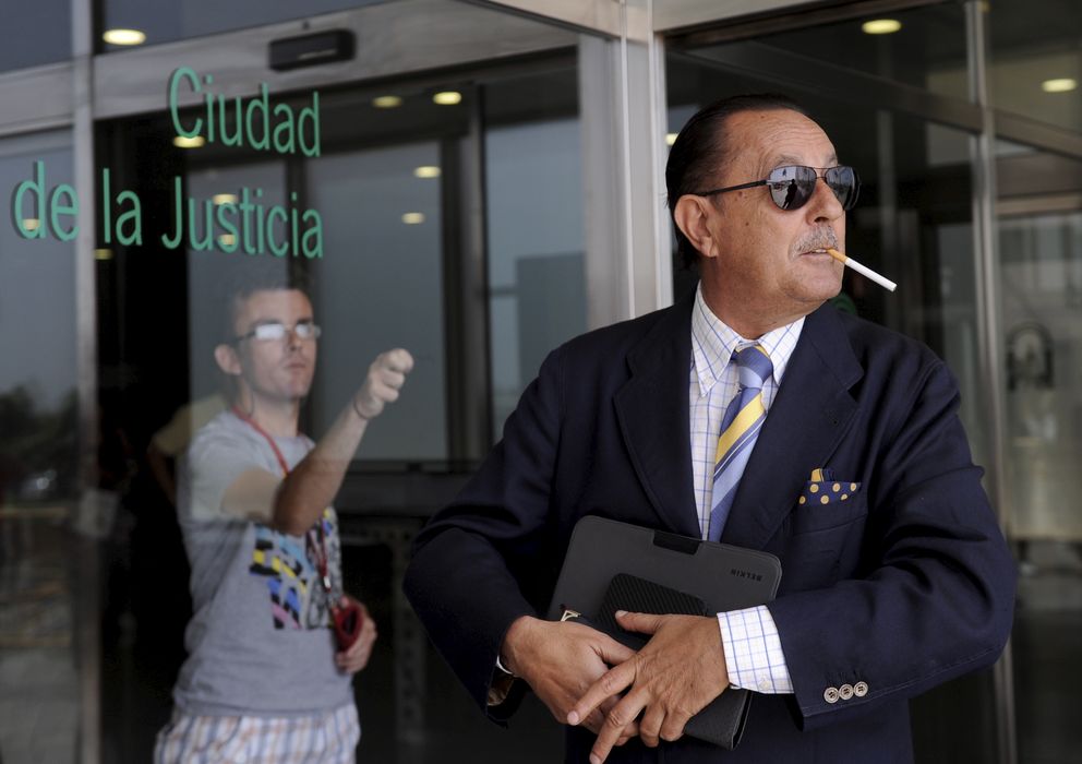 Foto: Julián Muñoz saliendo de uno de sus últimos juicios. (I.C.)