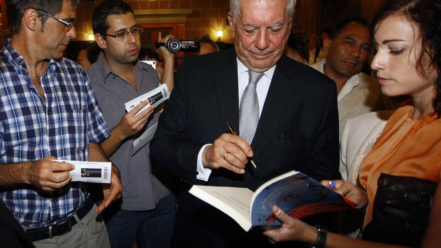 El escritor peruano Mario Vargas Llosa firmando un ejemplar de una de sus obras. (EFE)