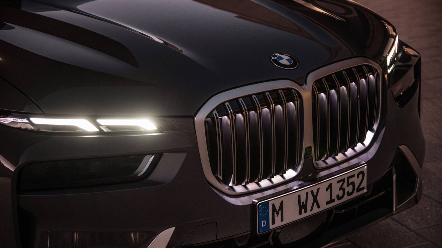 La parrilla BMW 'Iconic Glow' se ofrece como novedad en este BMW X7 2022.
