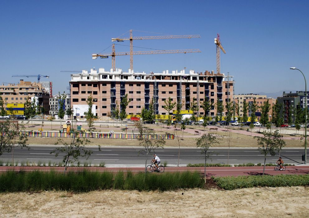 Foto: Un edificio de viviendas en construcción en Madrid (Efe)
