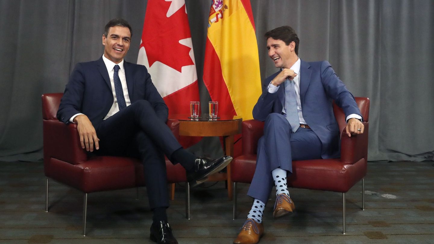 Pedro Sánchez conversa con el primer ministro canadiense, Justin Trudeau. (EFE) 