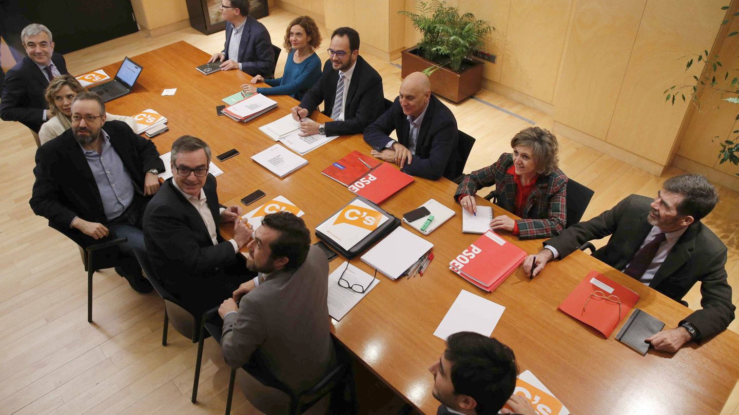 Los equipos negociadores de PSOE y Ciudadanos en febrero de 2016. (EFE)