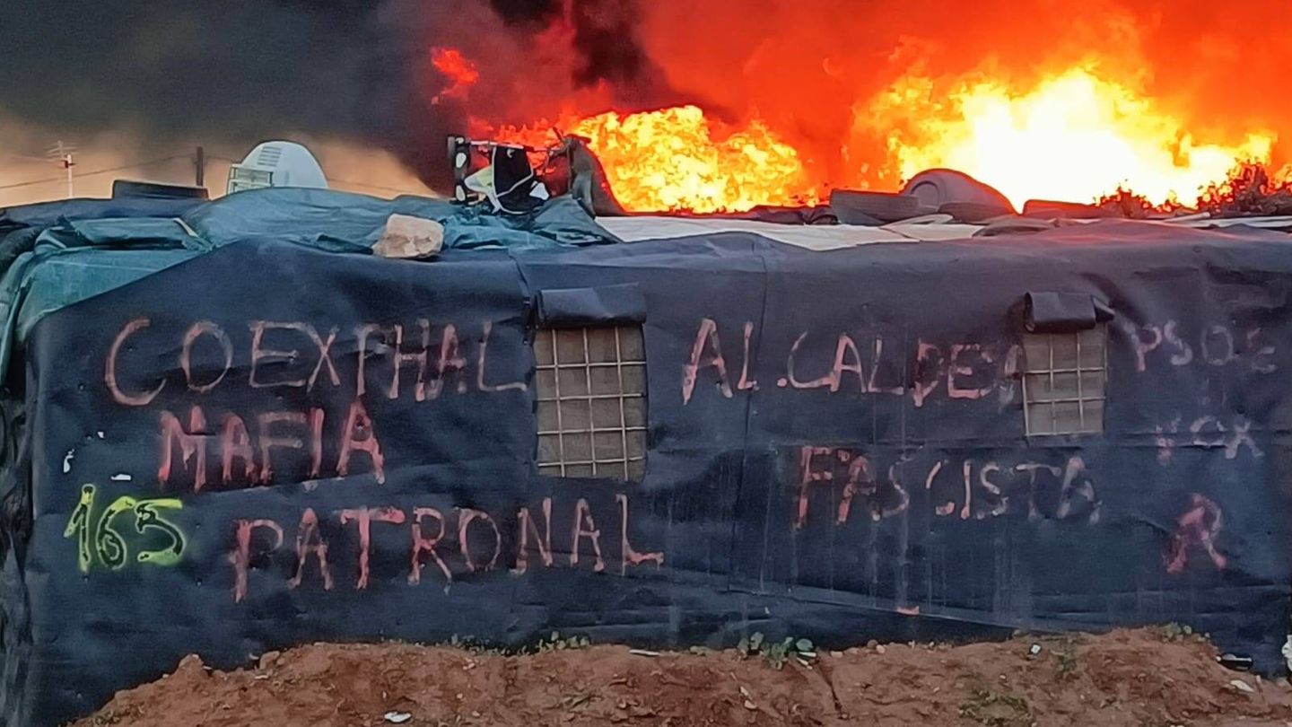 Chabolas ardiendo en 'El Walili', el asentamiento en Níjar (Almería) desalojado este lunes. (Cedida)
