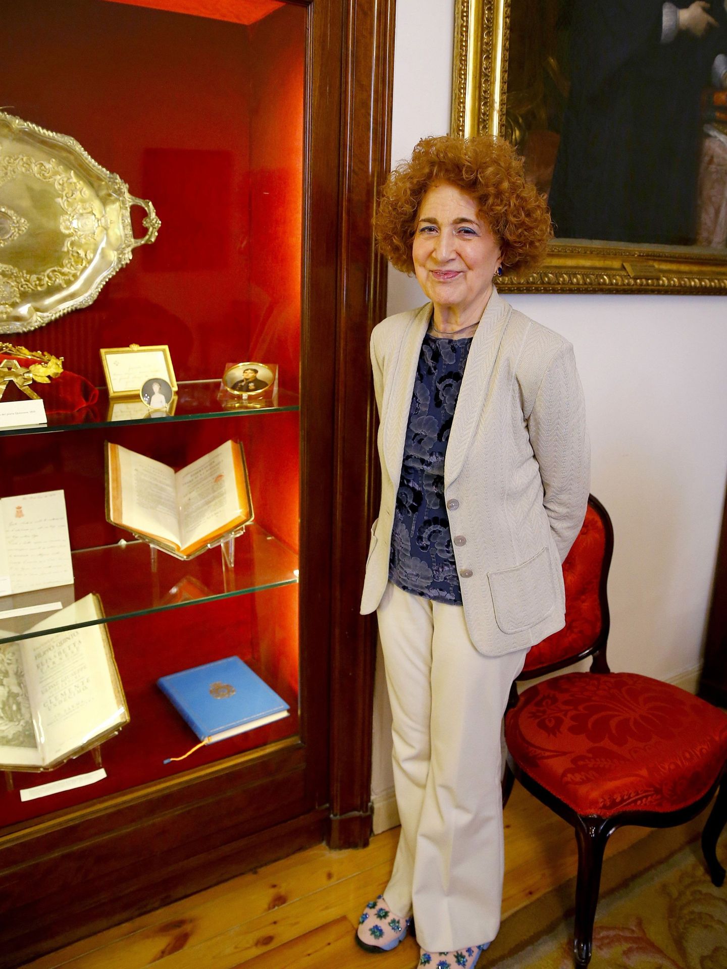 Carmen Iglesias, junto a una vitrina con documentos de la RAH. (EFE)