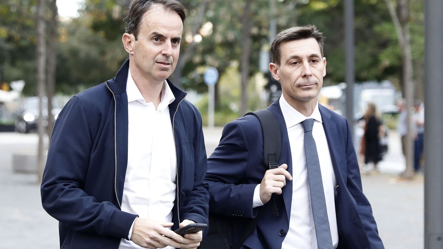Josep Santacana y su abogado, Juan Segarra, en los juzgados. (EFE/Andreu Dalmau)