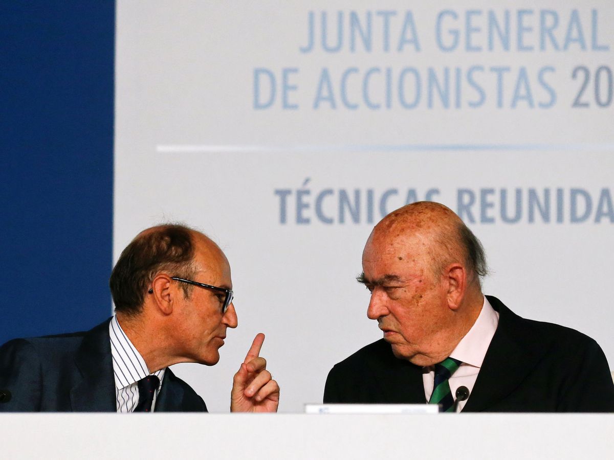 Foto: Foto de archivo del presidente de Técnicas Reunidas, Juan Lladó, junto al expresidente, José Lladó. (Reuters)