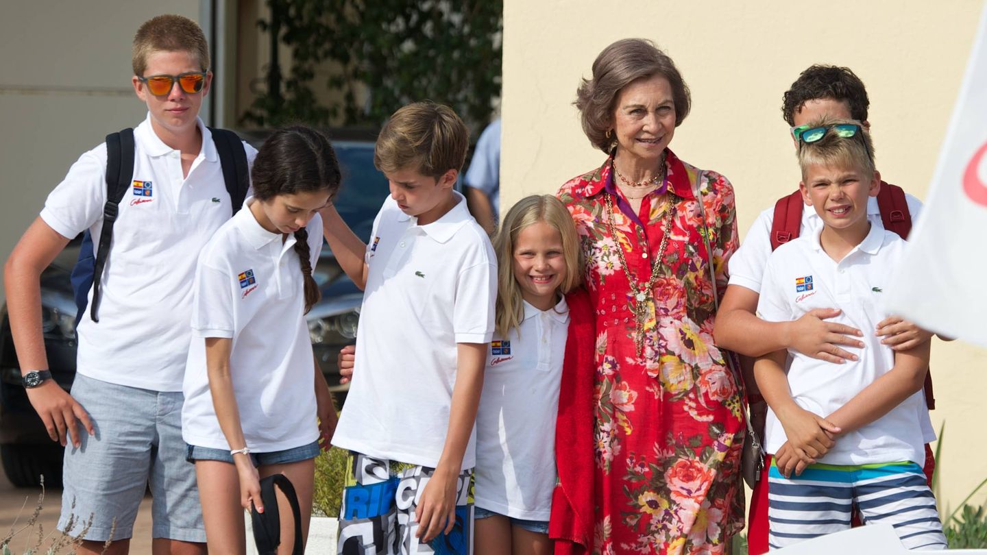 La reina Sofía, con los hermanos Urdangarin en 2014. (Getty)