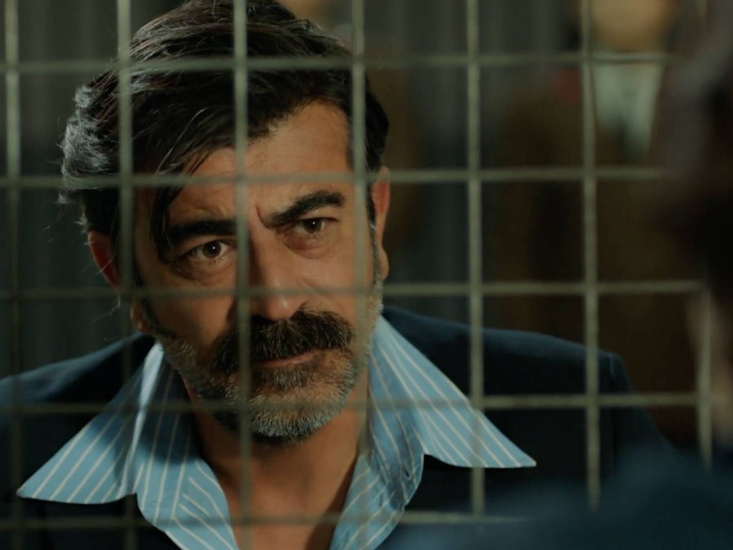 Abdülkadir (Erkan Bektas), entre rejas en el episodio de 'Tierra amarga' de este lunes. (Atresmedia)