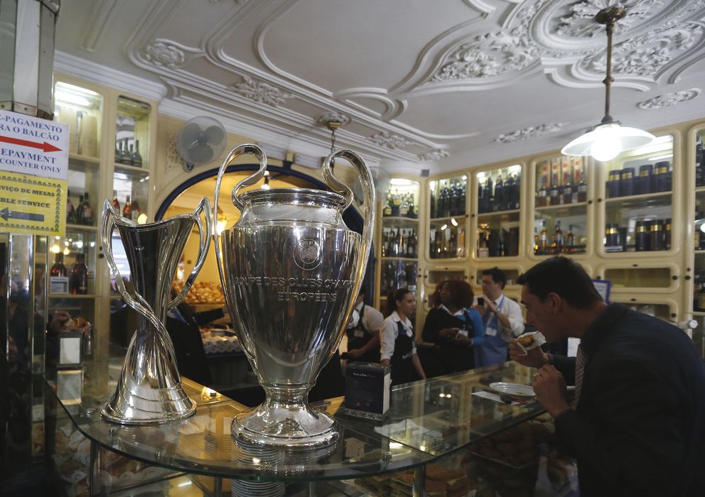 Foto: El trofeo de la Champions en una pastelería de Lisboa durante el recorrido de la copa por la ciudad el pasado 17 de abril. (Reuters)