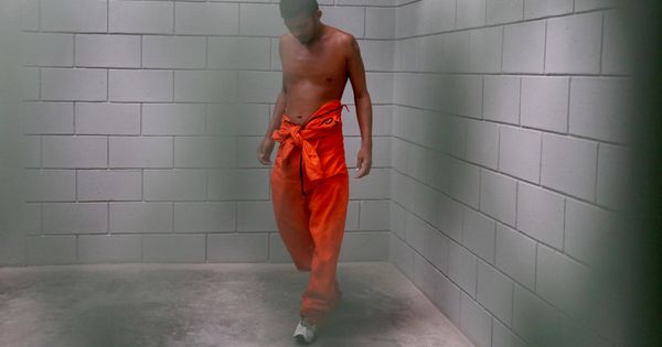 Foto: Un preso camina por su celda en la prisión de máxima seguridad conocida como El Pozo, en Ilama, Honduras. (Reuters)