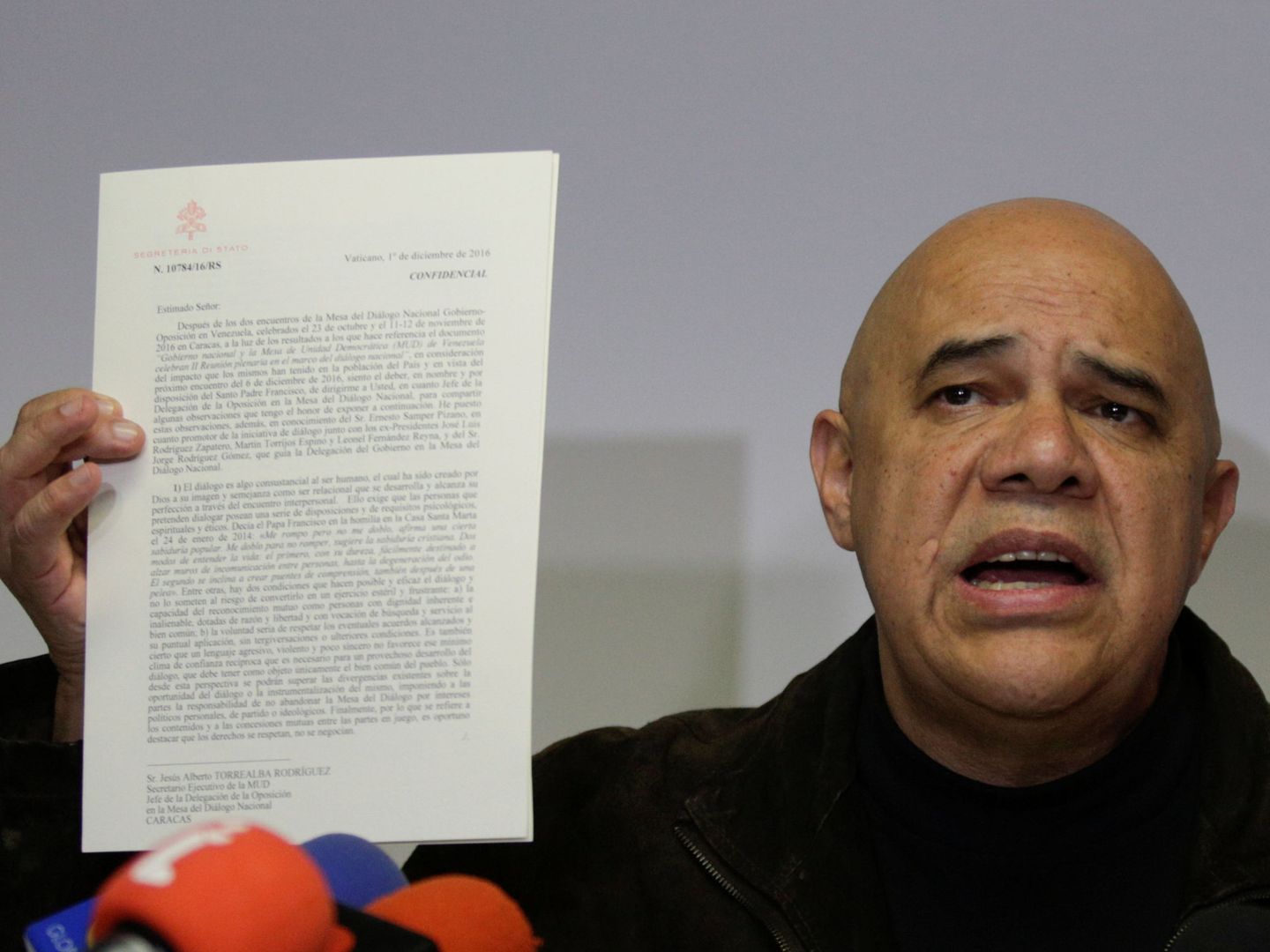 'Chucho' Torrealba, secretario de la MUD, muestra la carta enviada por el Secretario de Estado Vaticano Pietro Parolin pidiendo diálogo en Venezuela, en diciembre de 2016. (Reuters)
