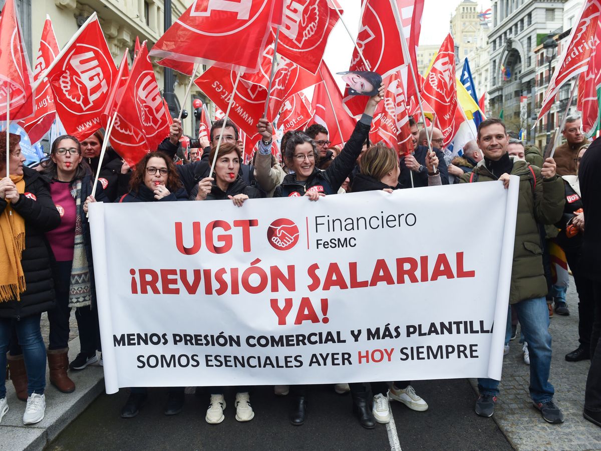 Foto: Los sindicatos de la banca, protestando por un nuevo convenio. (Europa Press/Gustavo Valiente)